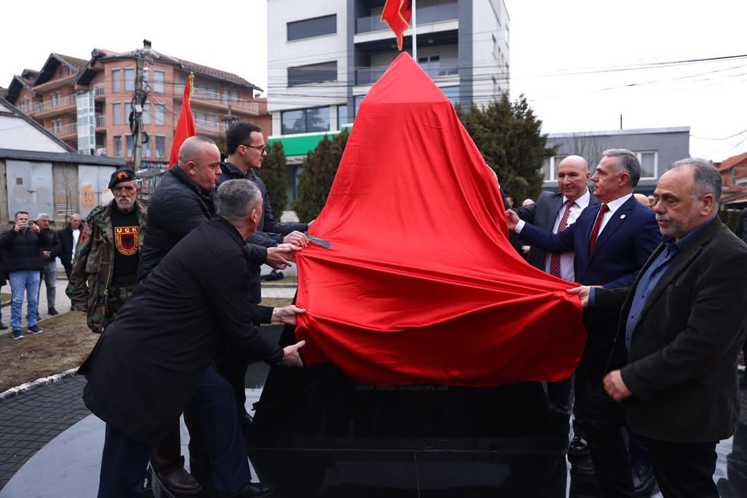 Shënohet Dita e Dëshmorëve të UÇPMB-së, zbulohet obelisku i dëshmorëve nën patronatin e kryetarit të Gjilanit Alban Hysenit