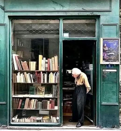 Në moshën 95-vjeçare, drejton një librari