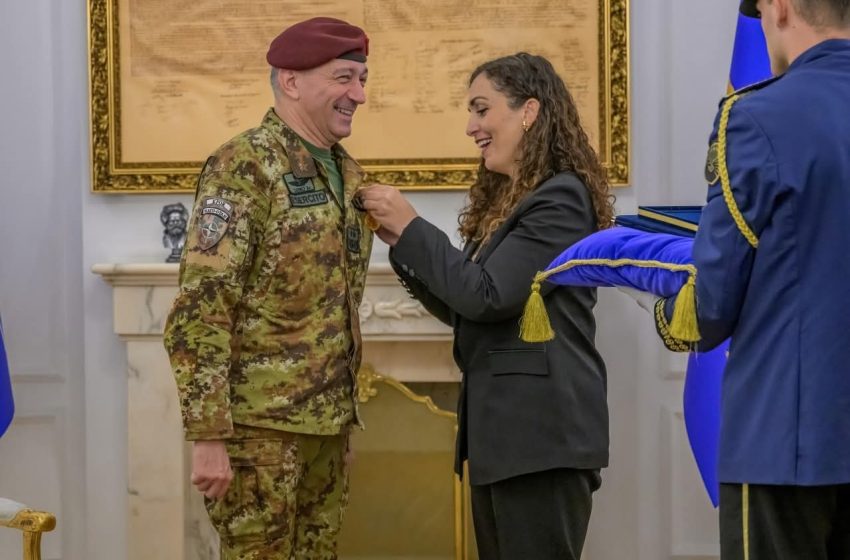  Komandanti i misionit të udhëhequr nga NATO, KFOR, Gjeneralmajor Enrico Barduani, realizoi një vizitë lamtumire te znj. Vjosa Osmani në Prishtinë.